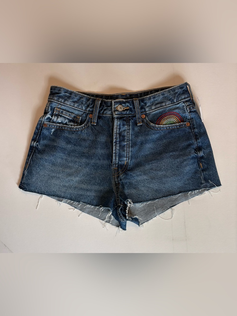 NWT Women's Old Navy Medium Wash Jean Shorts with Rainbow Pocket Accent Size 2